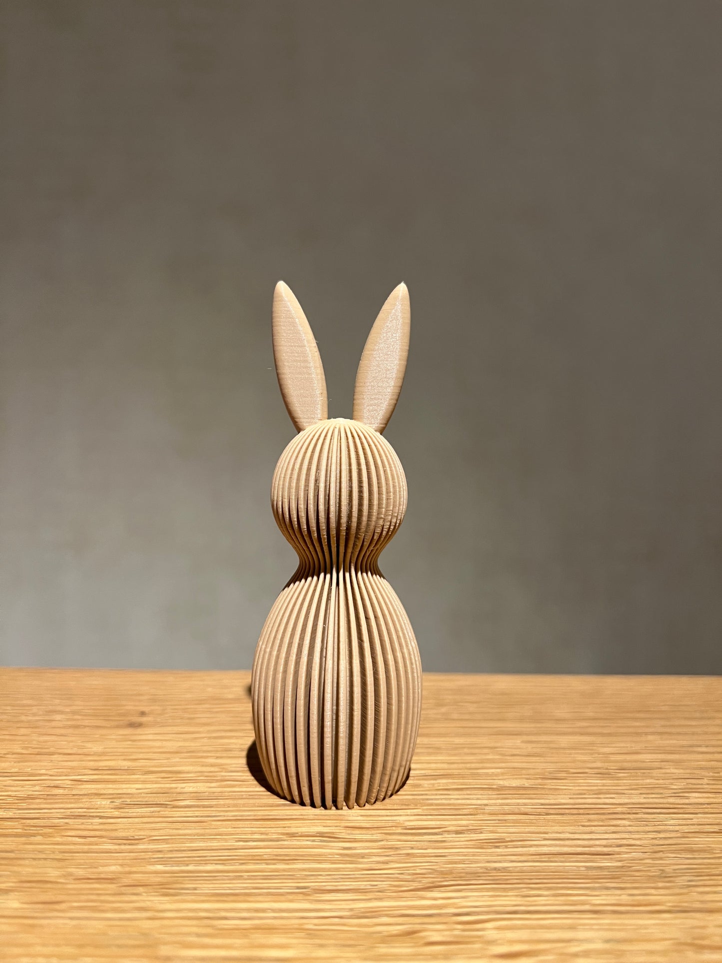 01. Osterdeko – Moderner Osterhase mit geraden Ohren