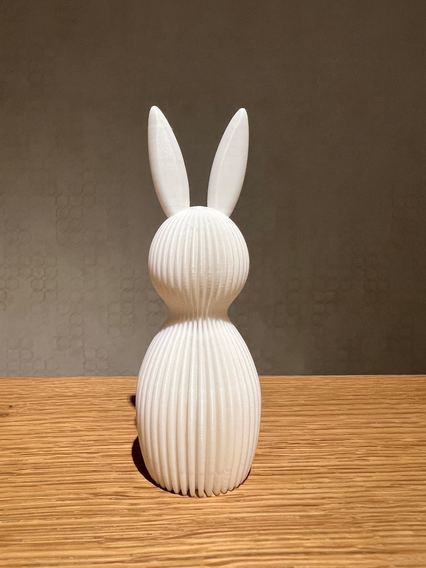 01. Osterdeko – Moderner Osterhase mit geraden Ohren