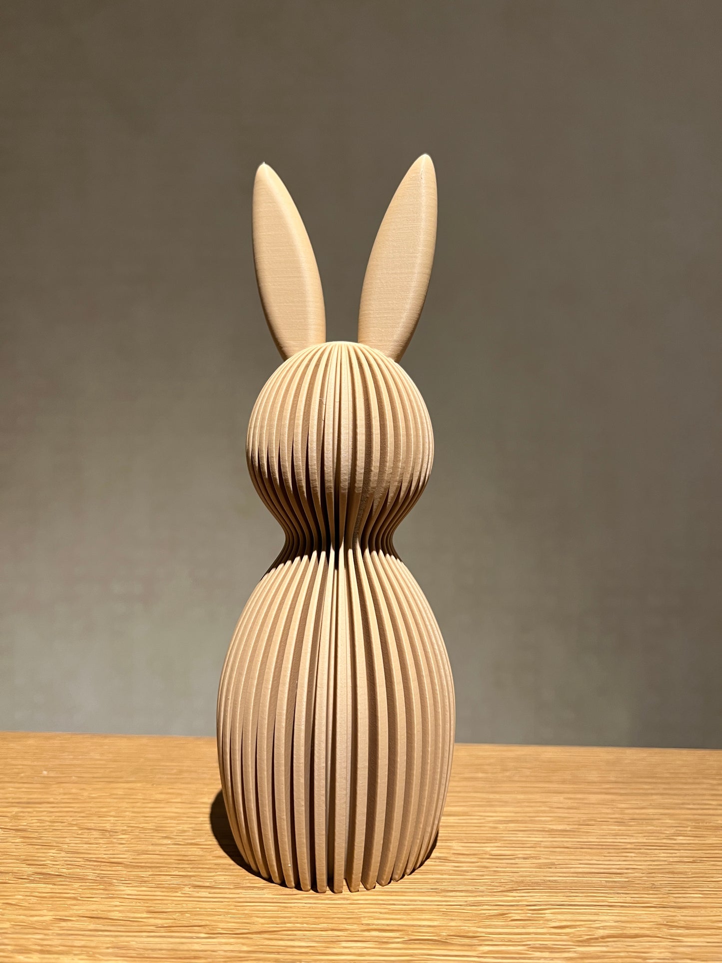 01. Osterdeko – Moderner Osterhase mit geraden Ohren
