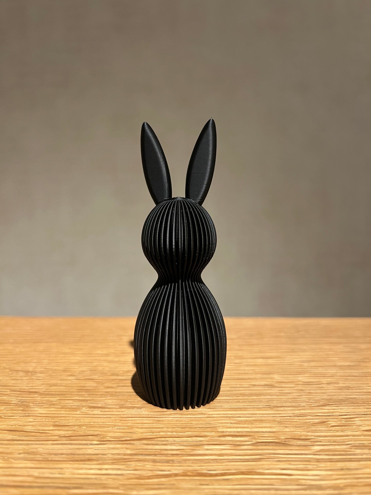 01. Osterdeko – Moderner Osterhase mit geraden Ohren