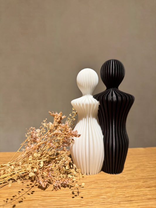 Moderne Paar-Statue – Symbol für Verbundenheit & Partnerschaft